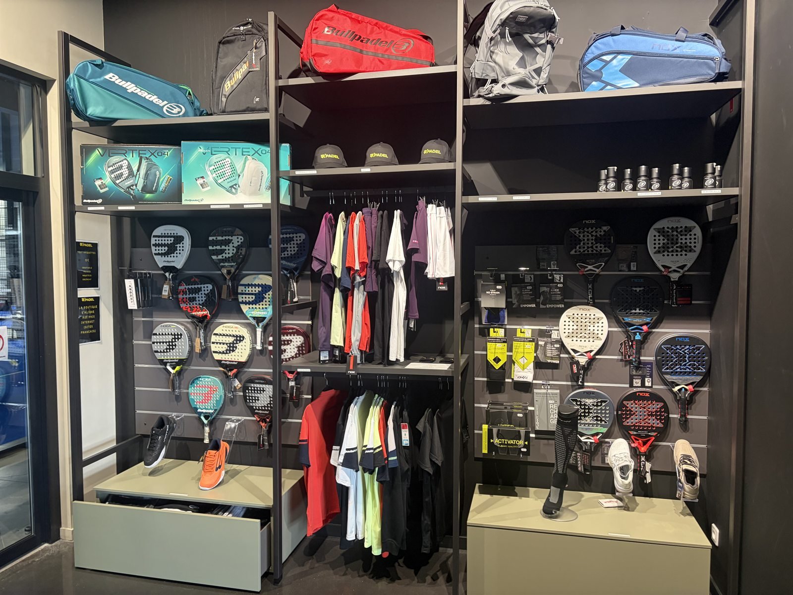 La boutique R'Padel au centre : raquettes Bullpadel et Nox, textile technique, chaussures, sacs et accessoires